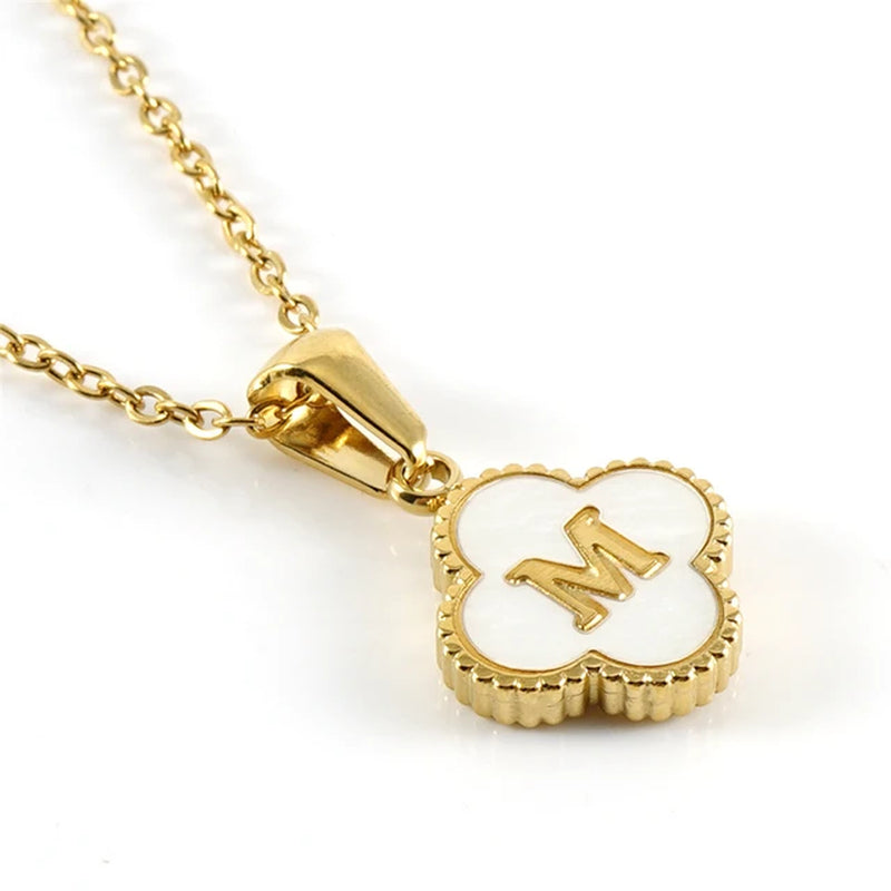 Collier initiale en forme de trèfle