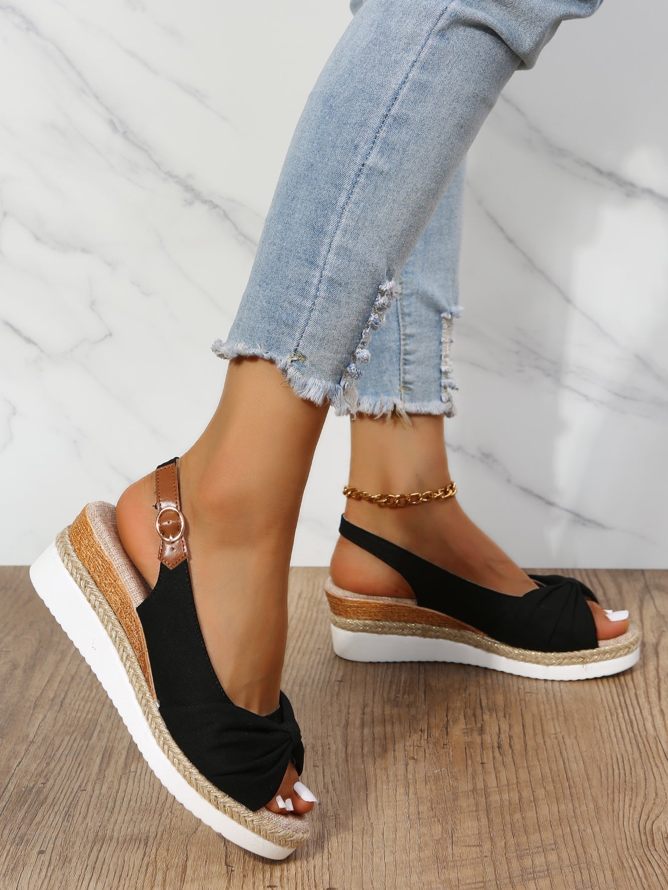 Alba – Sandales à coin avec boucle ajustable pour femme moderne