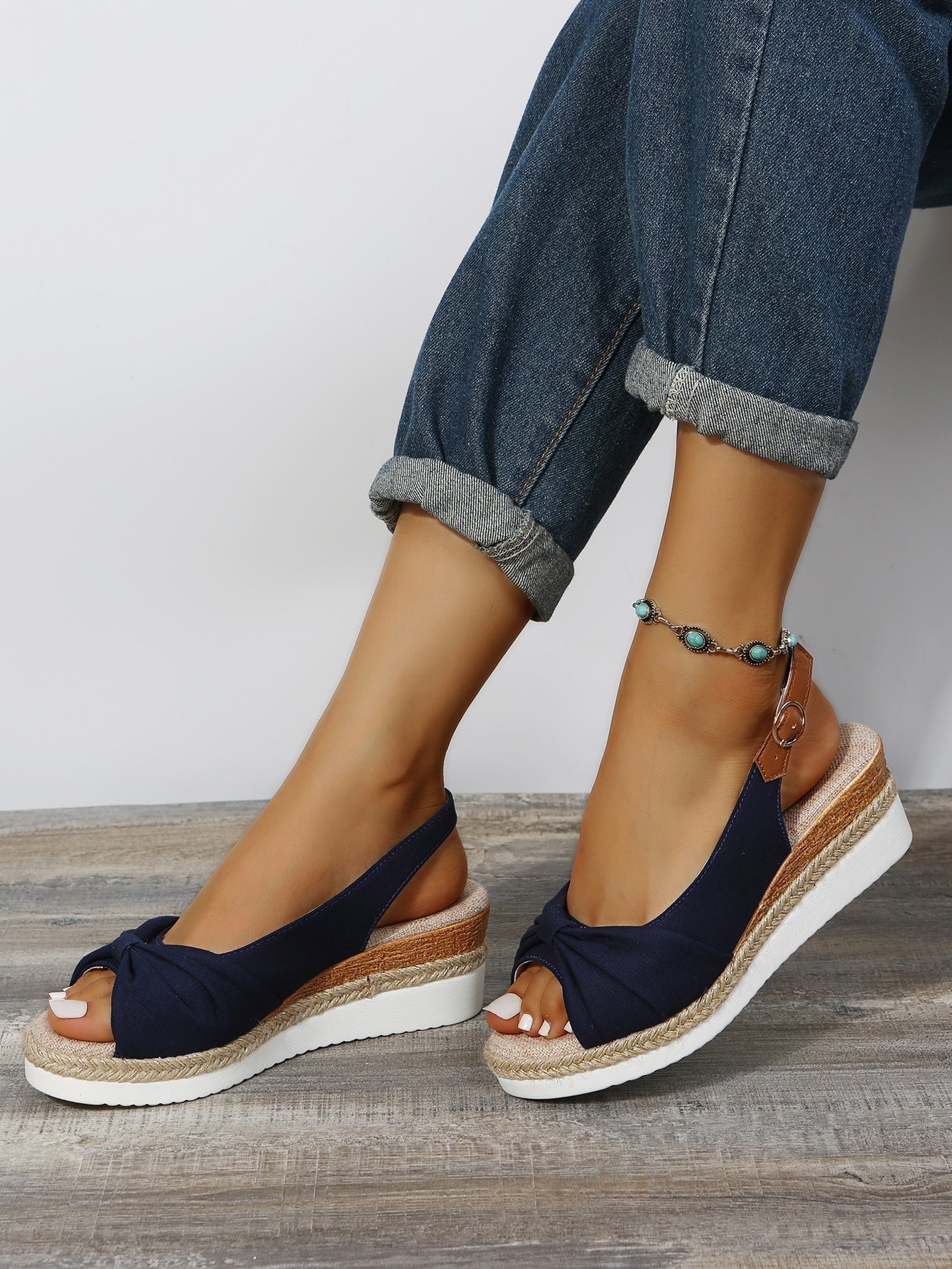 Alba – Sandales à coin avec boucle ajustable pour femme moderne