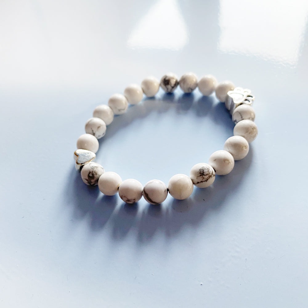 Bracelet Pierre Gemme Naturelle avec Charme Patte et Cœur – Design Artisanal