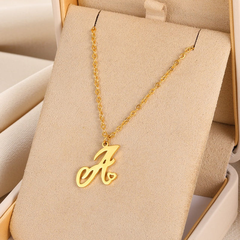 Colliers avec pendentif initiale en lettre cursive