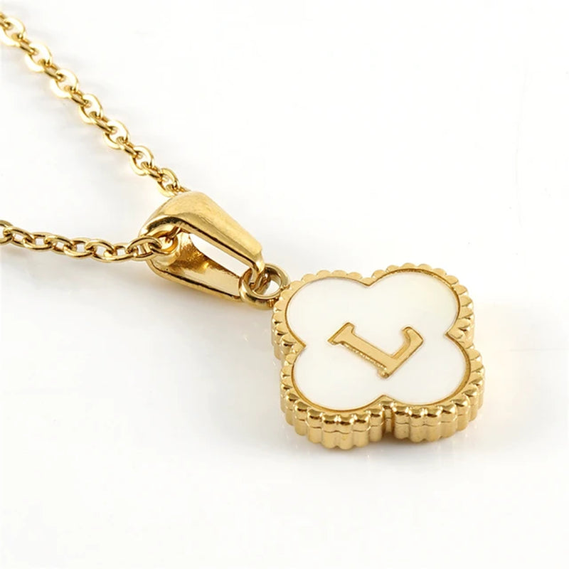 Collier initiale en forme de trèfle