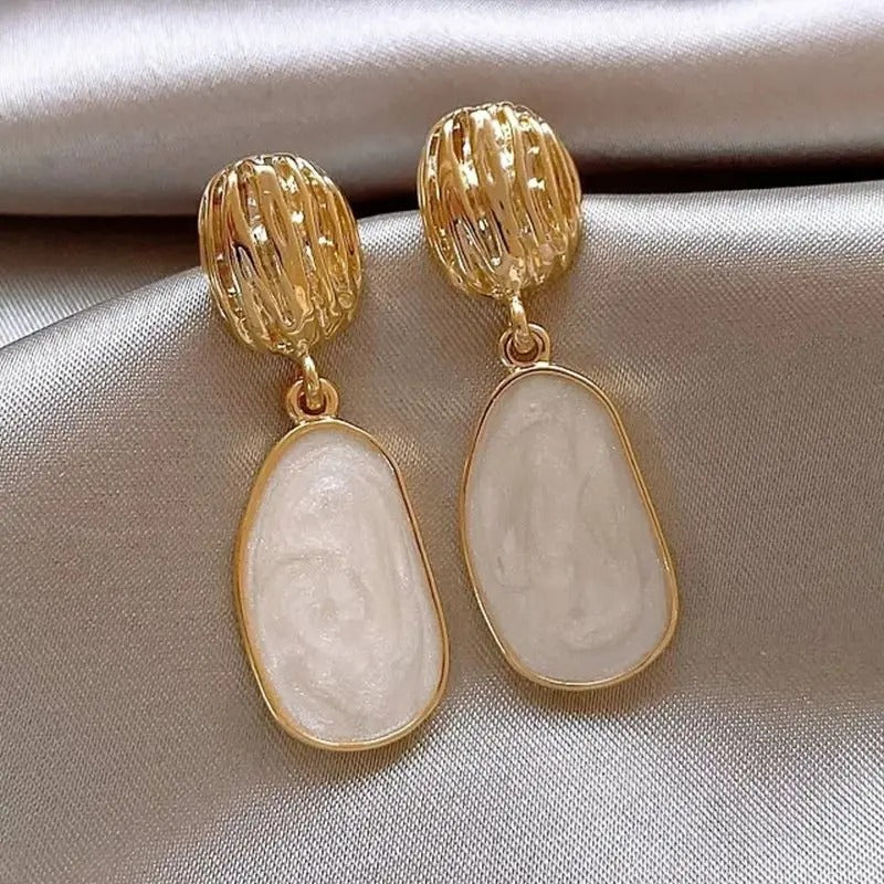 Boucles d'oreilles pendantes ovales avec plaquage en or 18K et émail blanc
