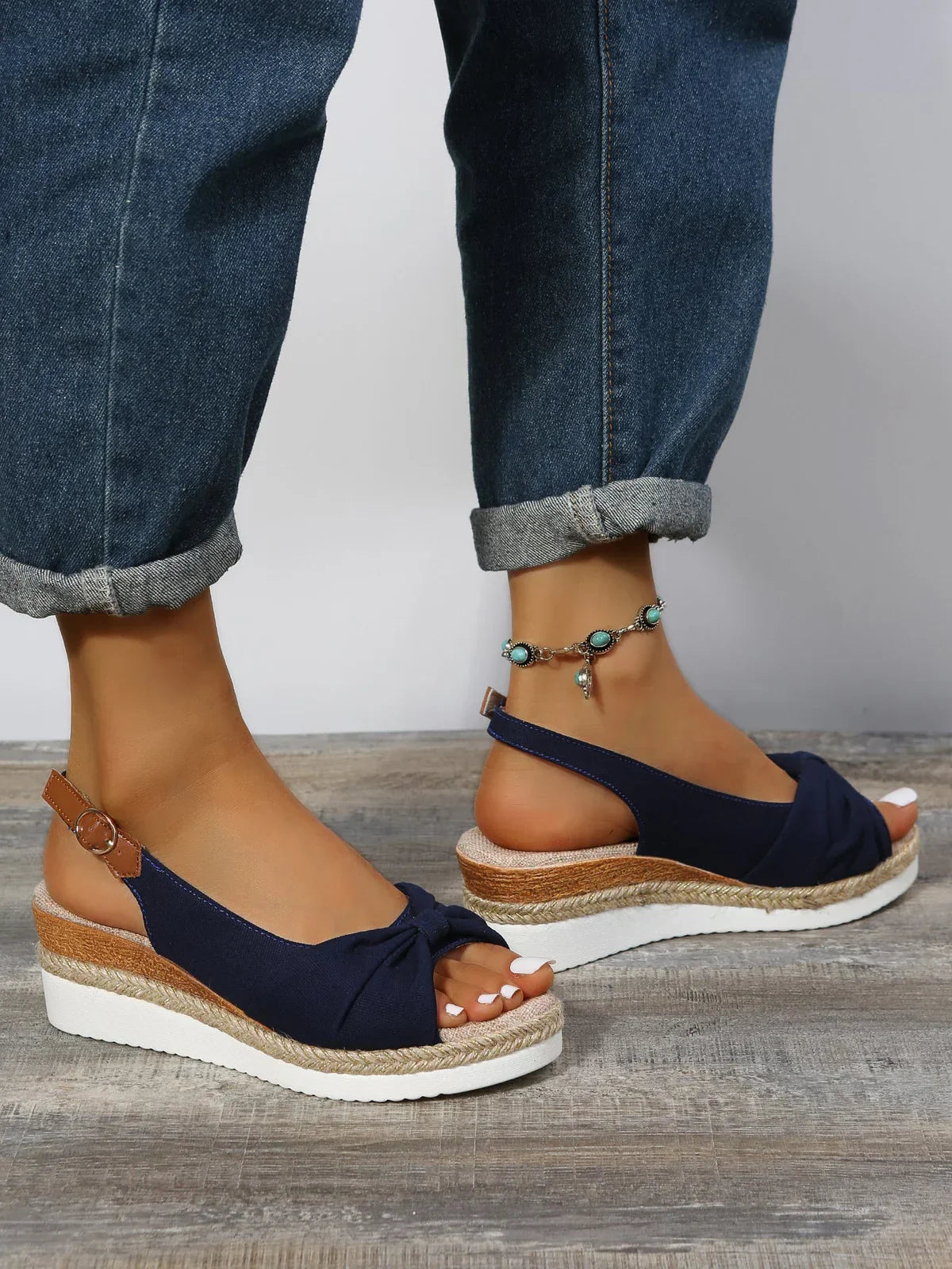 Alba – Sandales à coin avec boucle ajustable pour femme moderne