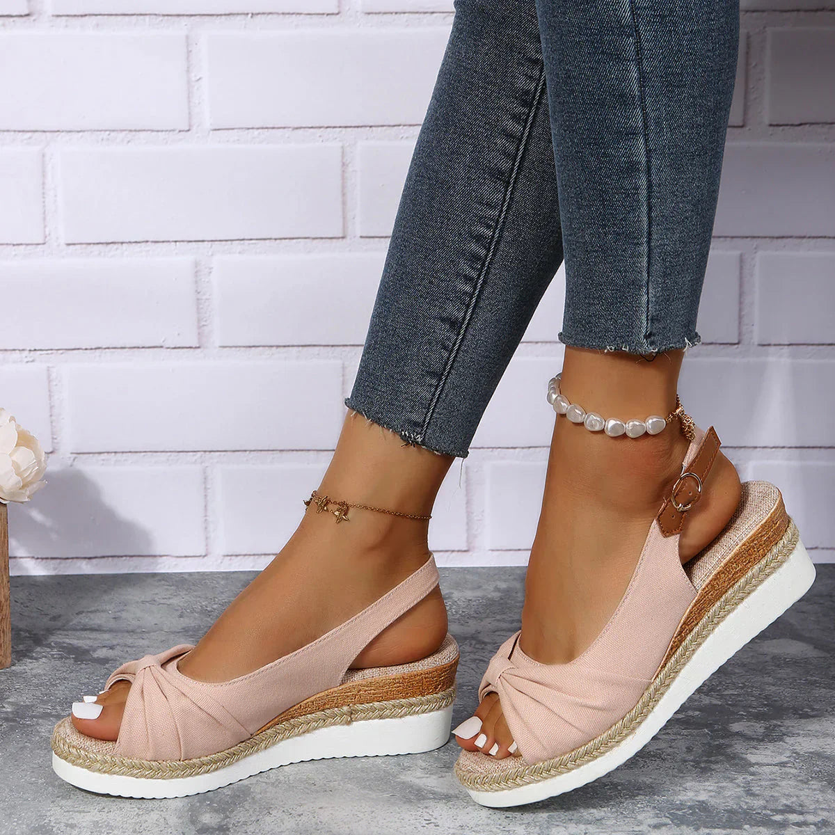 Alba – Sandales à coin avec boucle ajustable pour femme moderne