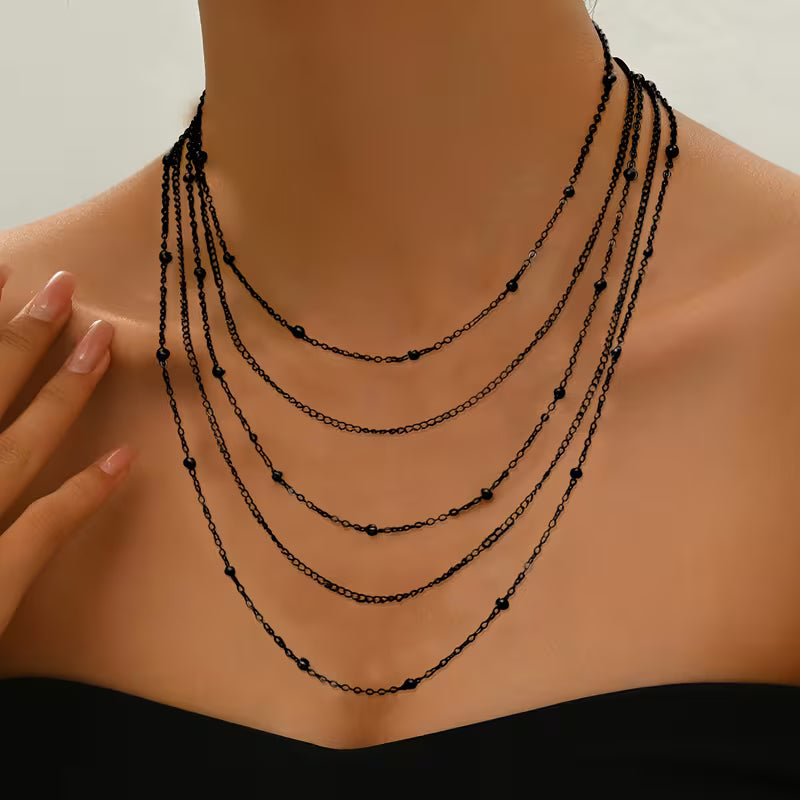 Collier multicouche à chaînes avec pompons élégants