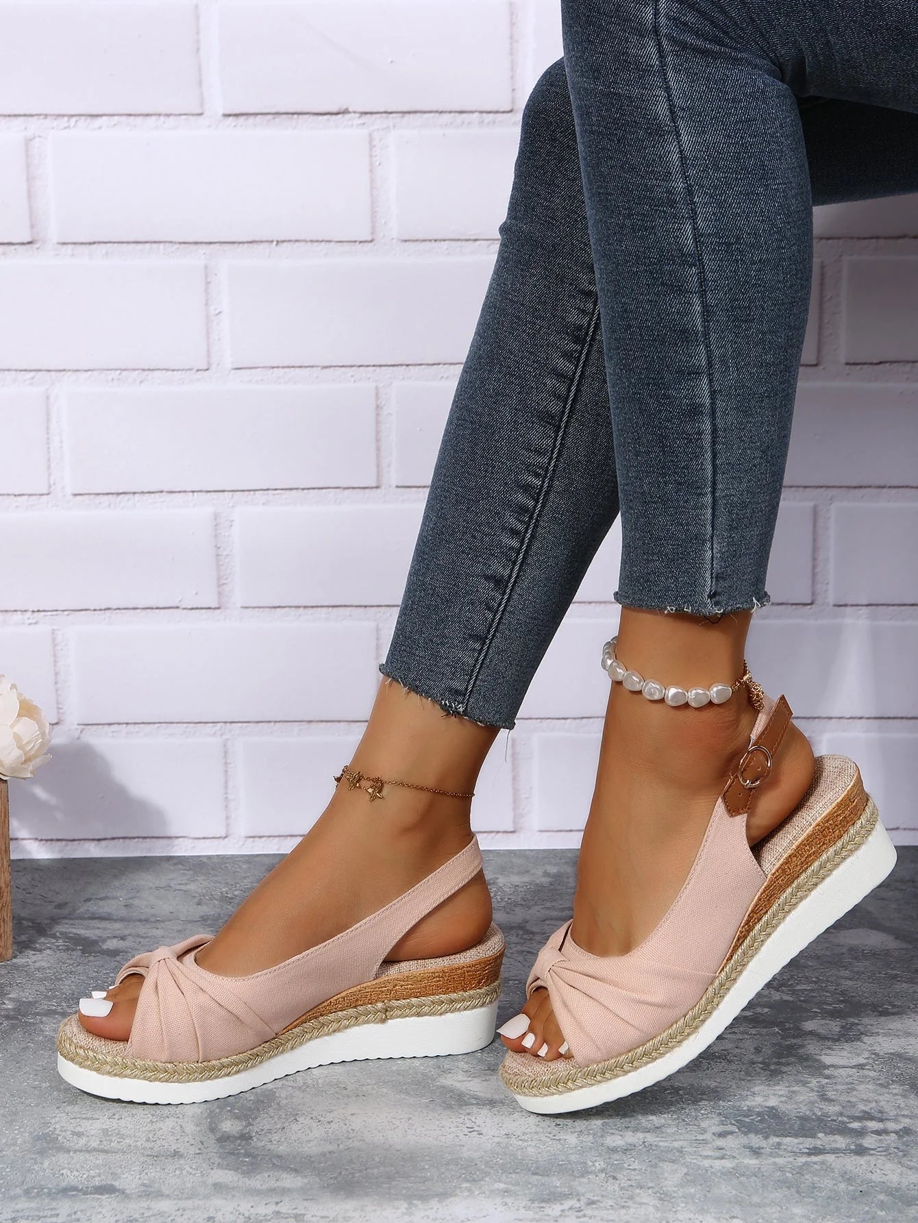 Alba – Sandales à coin avec boucle ajustable pour femme moderne