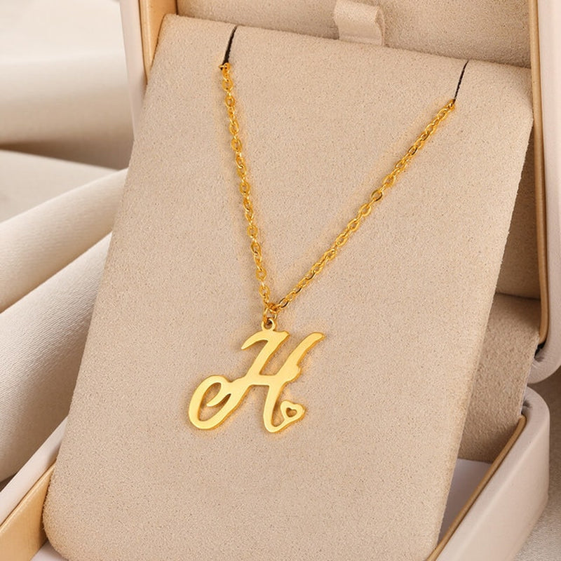 Colliers avec pendentif initiale en lettre cursive