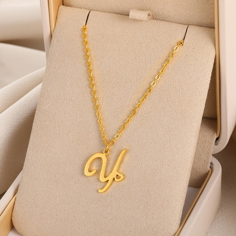 Colliers avec pendentif initiale en lettre cursive