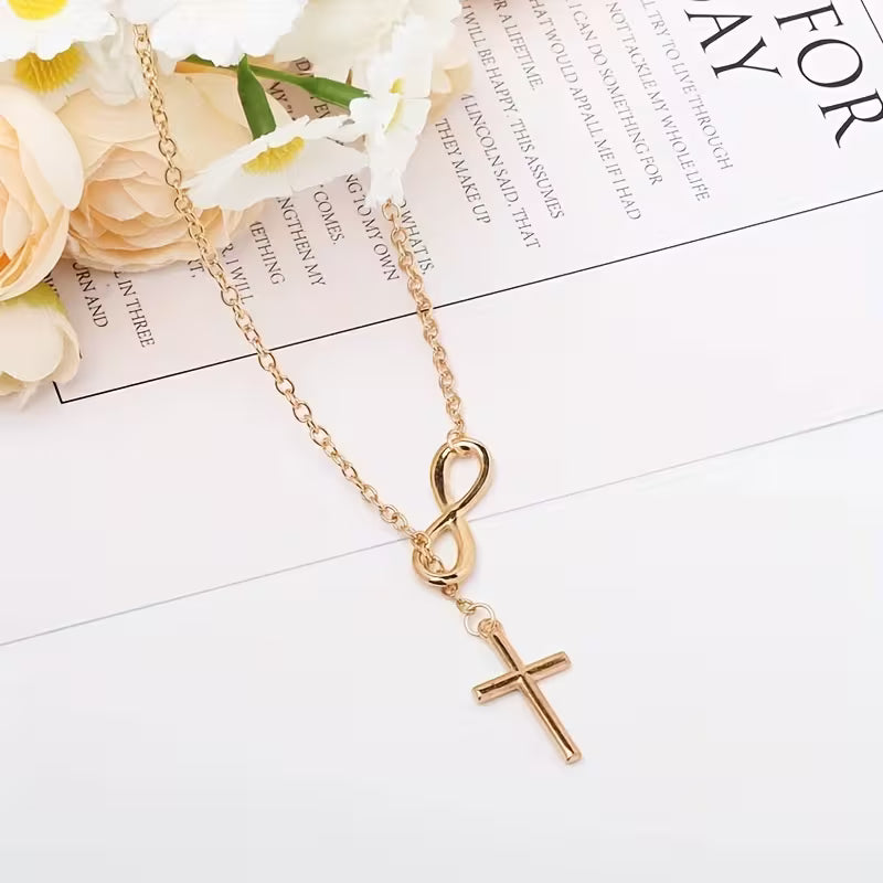 Collier pendentif Croix porte-bonheur délicat