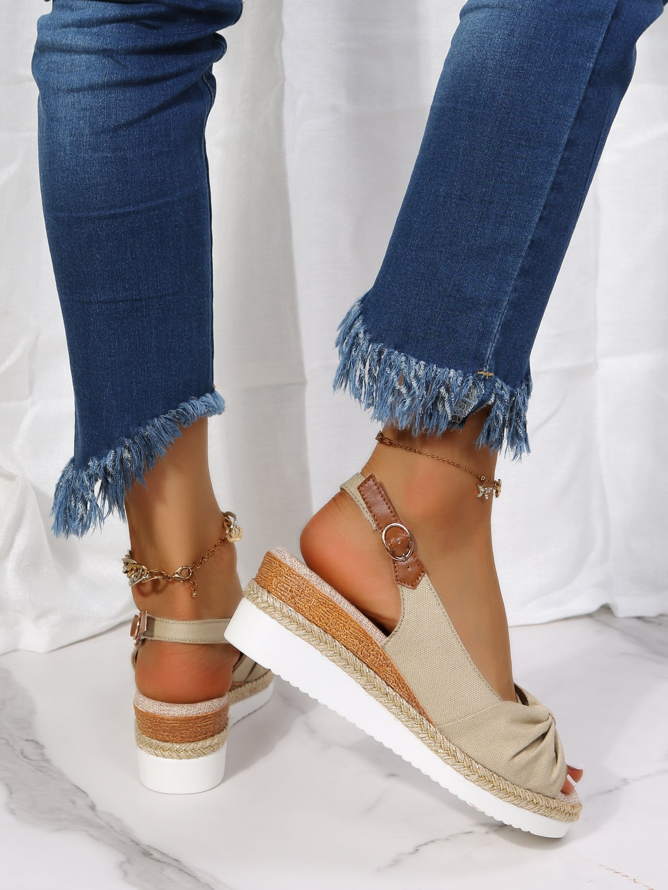 Alba – Sandales à coin avec boucle ajustable pour femme moderne
