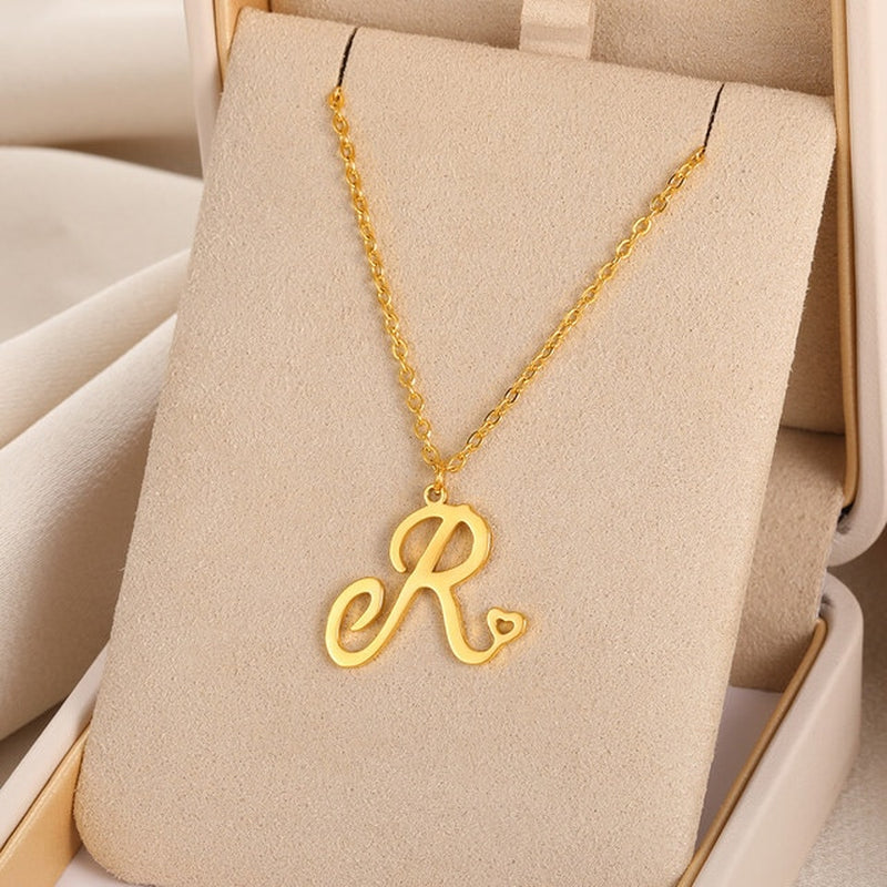Colliers avec pendentif initiale en lettre cursive