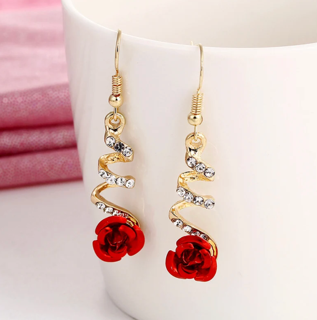 Longues boucles d'oreilles en plaqué or 18 carats avec une rose
