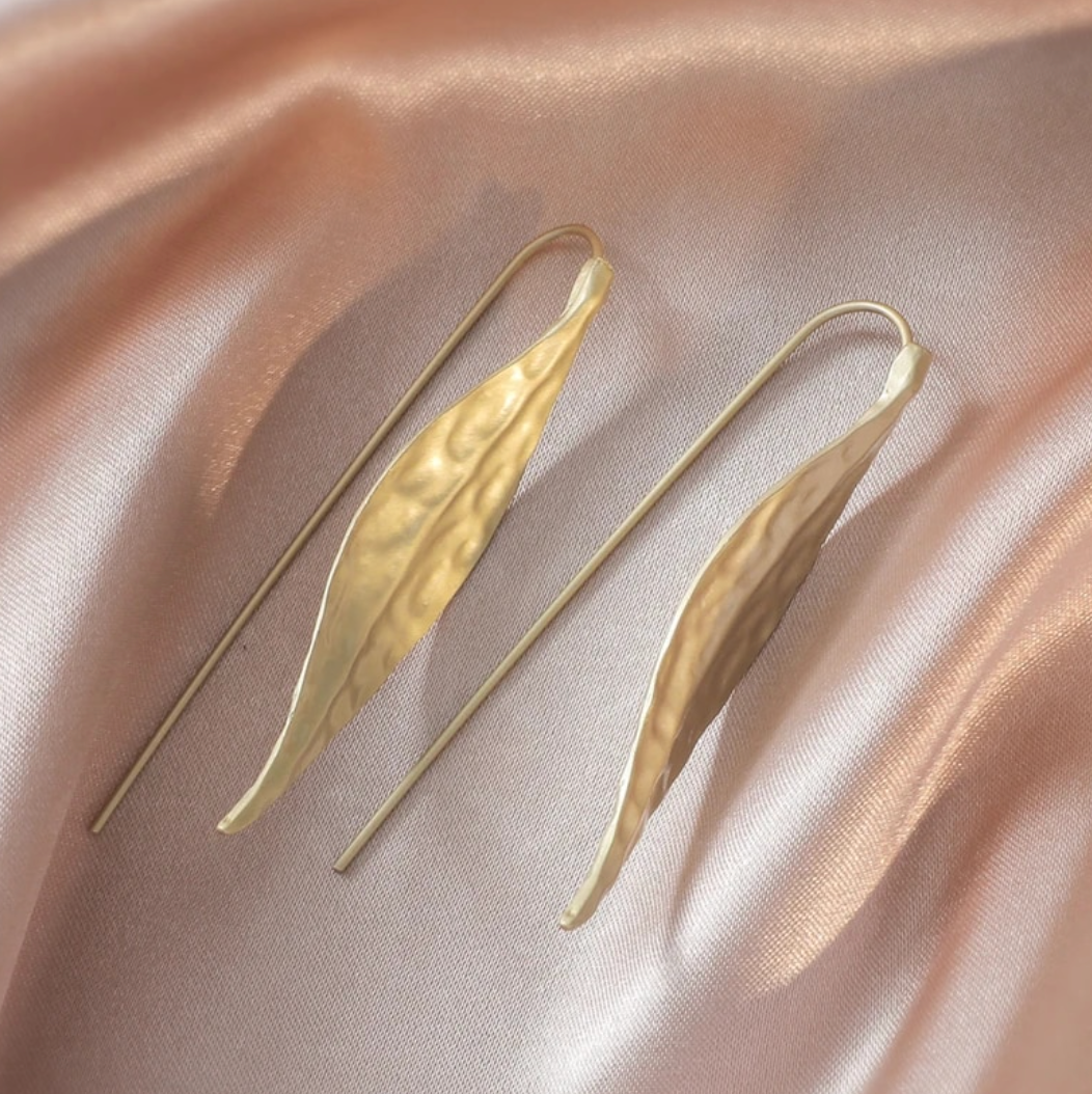 Longues boucles d'oreilles feuille en plaqué or 18 carats pour robe de soirée