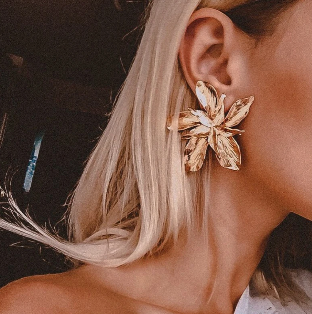 Grandes boucles d'oreilles en plaqué or 18 carats avec feuilles sauvages