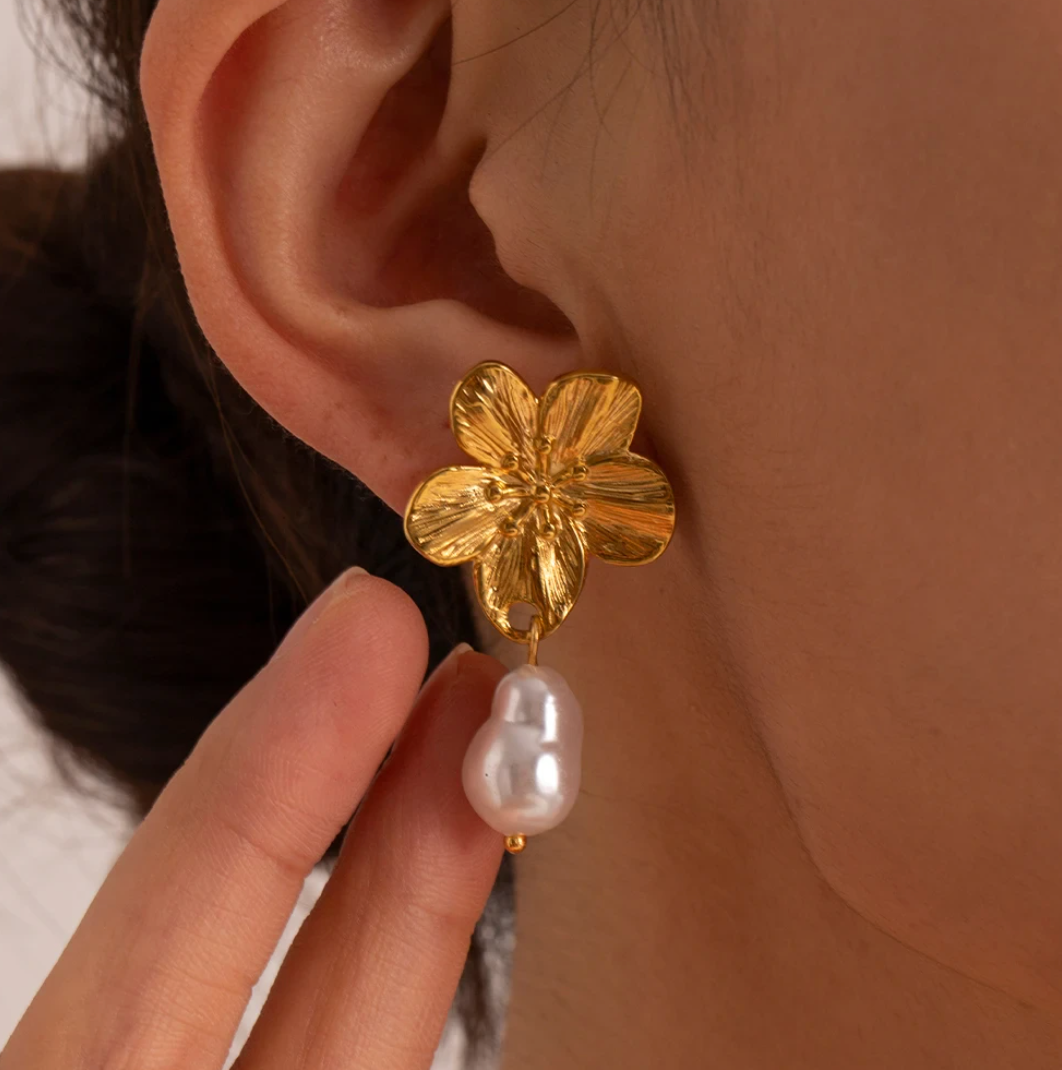 Boucles d'oreilles en plaqué or 18 carats avec pendentif fleur et perle