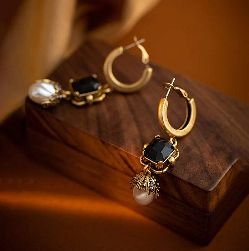 Longs cerceaux en plaqué or 18 carats avec perle et cristal noir