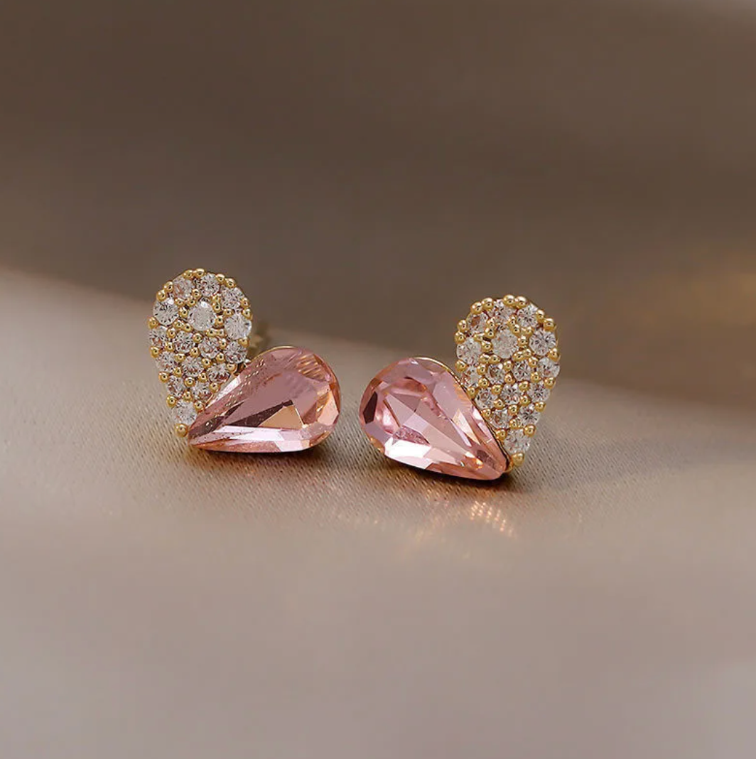 Boucles d'oreilles boutons en forme de coeur plaqué or 18 carats - moitié cristal rose et moitié zircone cubique