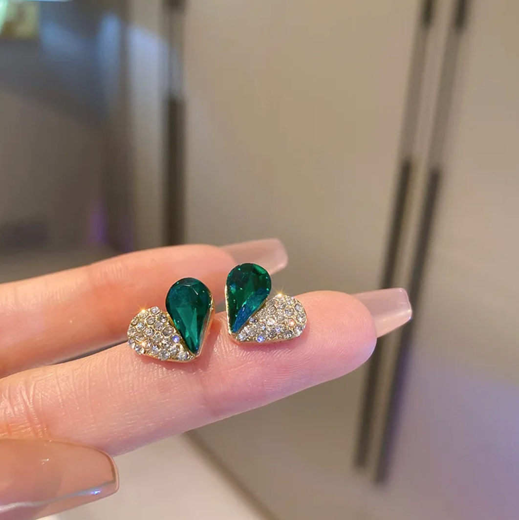 Boucles d'oreilles boutons en forme de cœur plaqué or 18 carats - moitié cristal vert et moitié zircone cubique