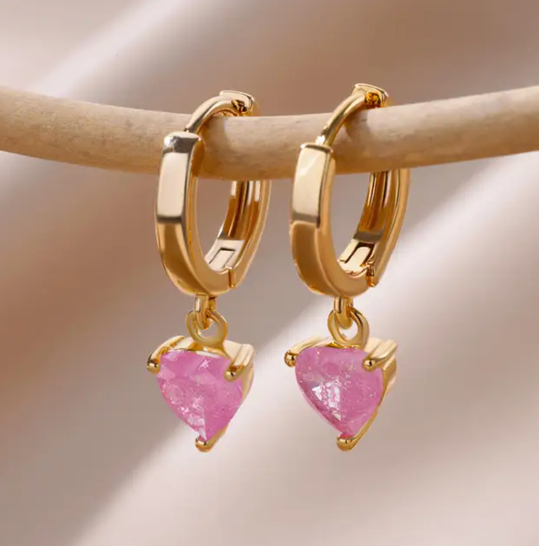Créoles en plaqué or 18 carats avec petit pendentif en forme de coeur en quartz rose