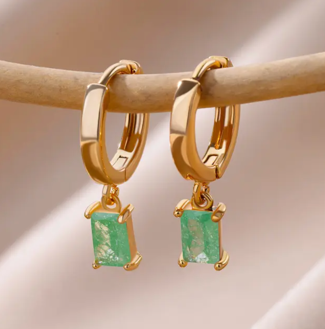 Petites boucles d'oreilles en plaqué or 18 carats avec petit pendentif rectangle en quartz vert