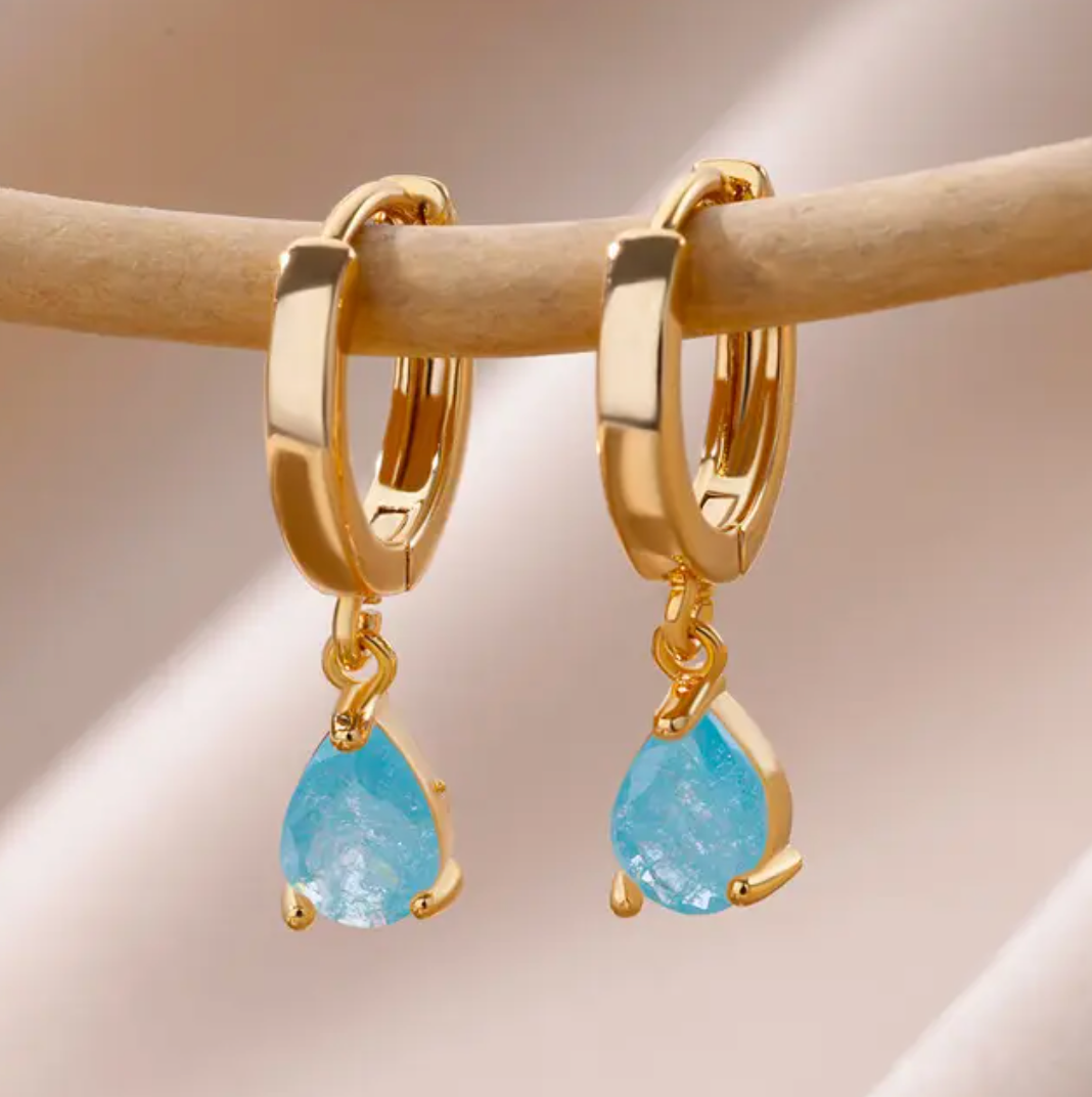 Petit anneau en plaqué or 18 carats avec petit pendentif en forme de larme en quartz bleu