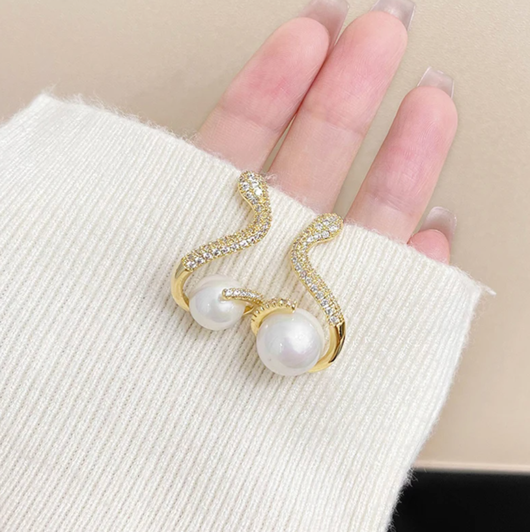 Boucles d'oreilles en plaqué or 18 carats en forme de serpent avec perle