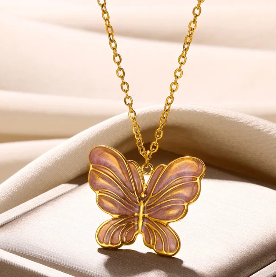 Collier papillon émaillé rose en plaqué or 18 carats