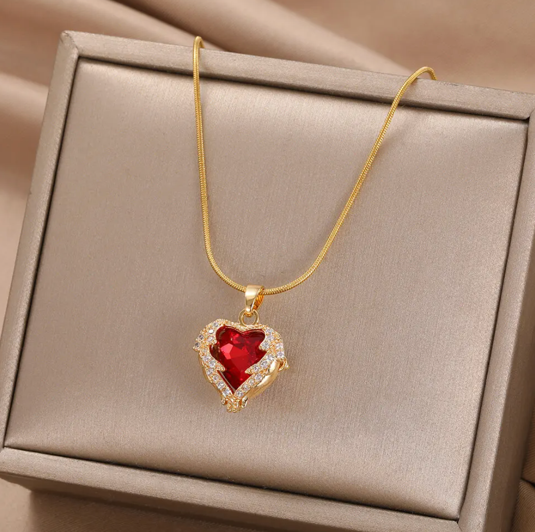 Collier en plaqué or 18 carats avec coeur rouge et strass