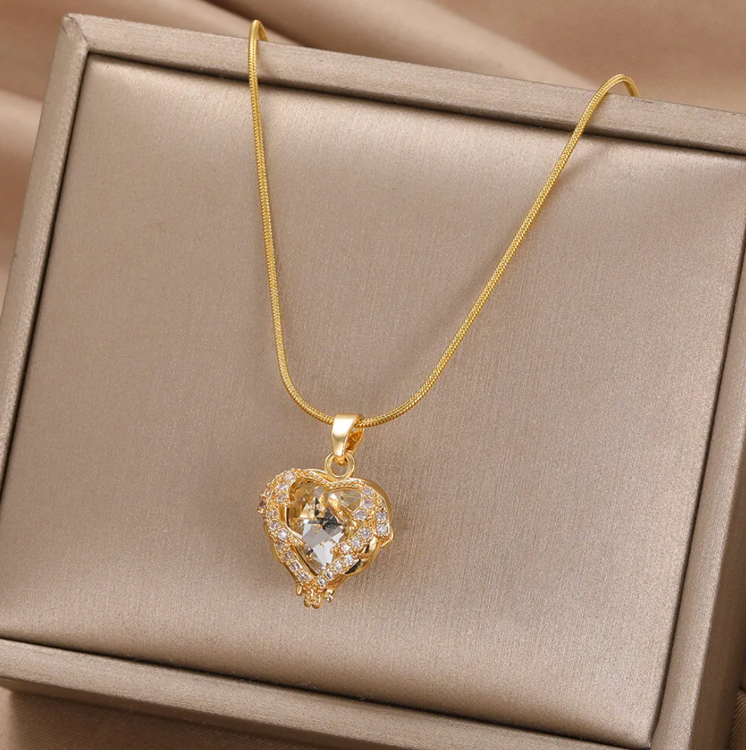 Collier plaqué or 18 carats avec coeur blanc et strass