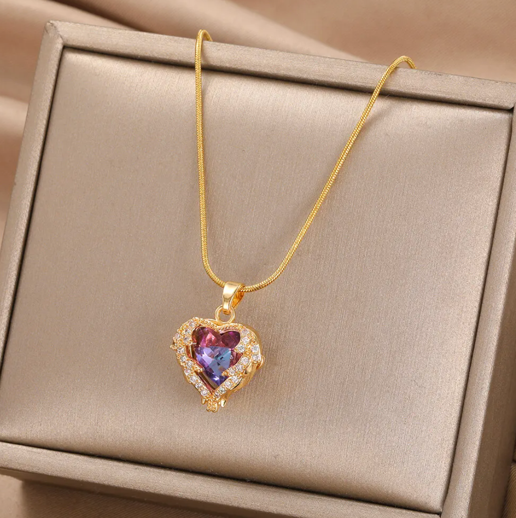 Collier en plaqué or 18 carats avec cœur violet et strass
