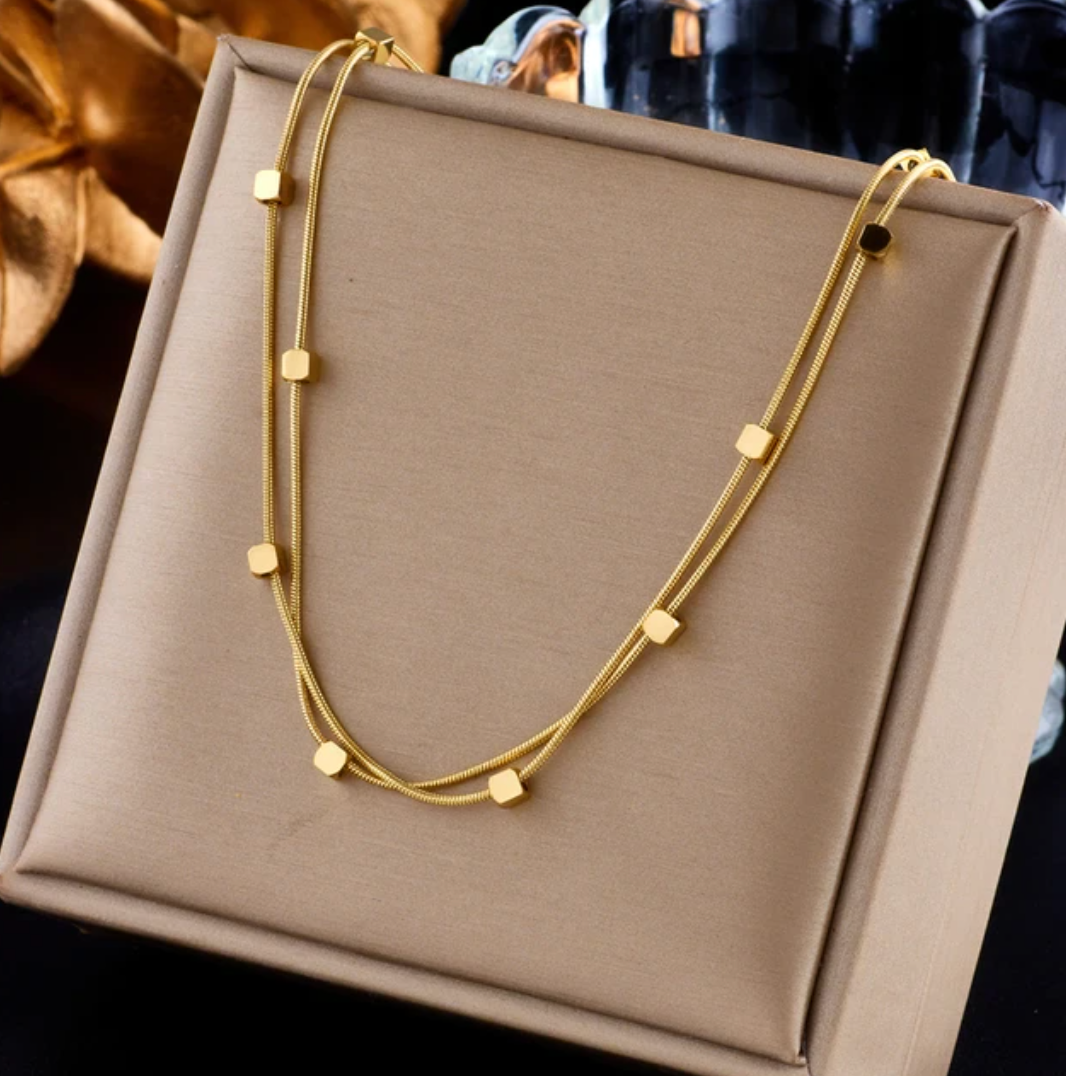 Collier plaqué or 18 carats avec petits carrés