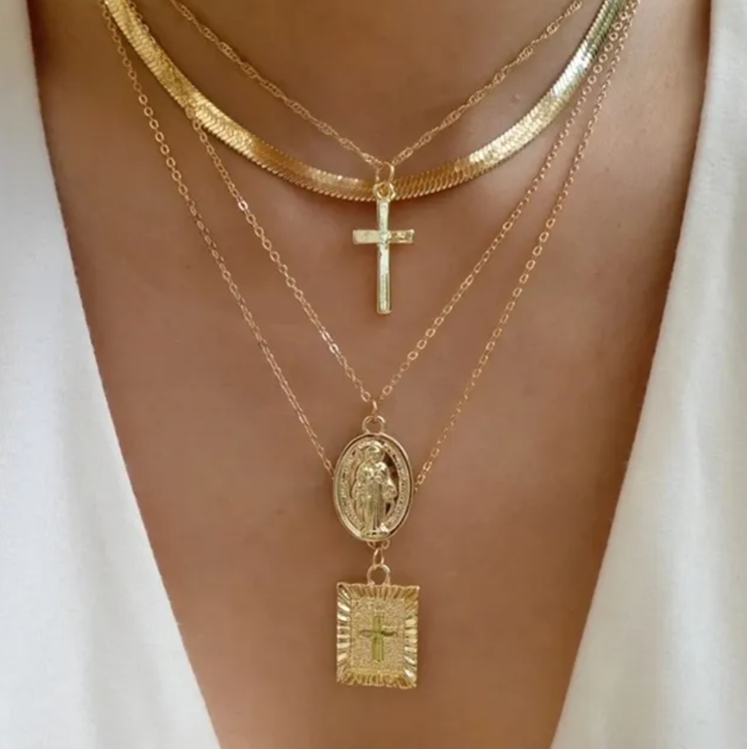 Set de 4 colliers en plaqué or 18 carats avec tour de cou et croix