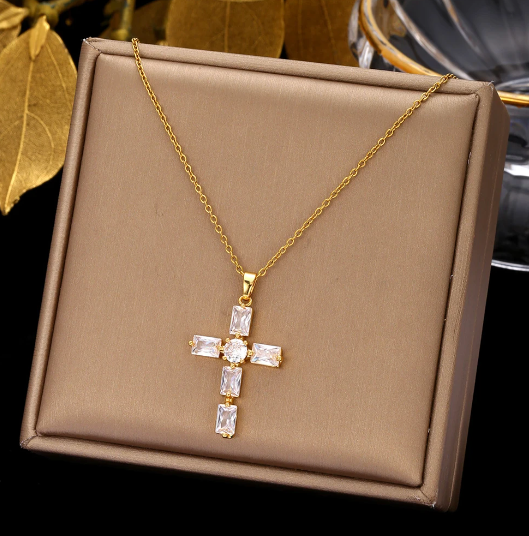 Collier en plaqué or 18 carats avec croix en cristal blanc