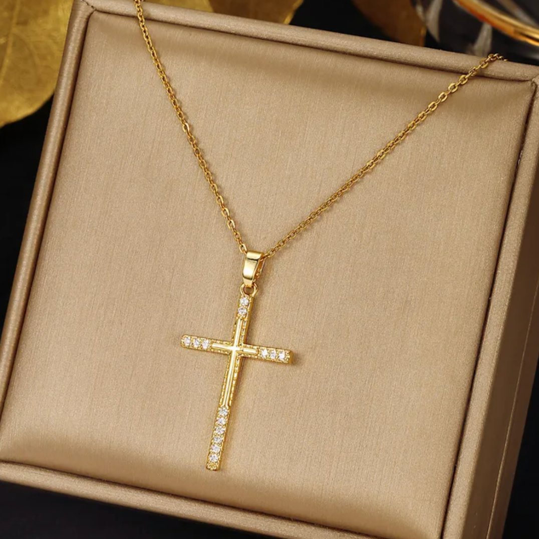 Collier en plaqué or 18 carats avec une longue croix avec des pierres de zircone