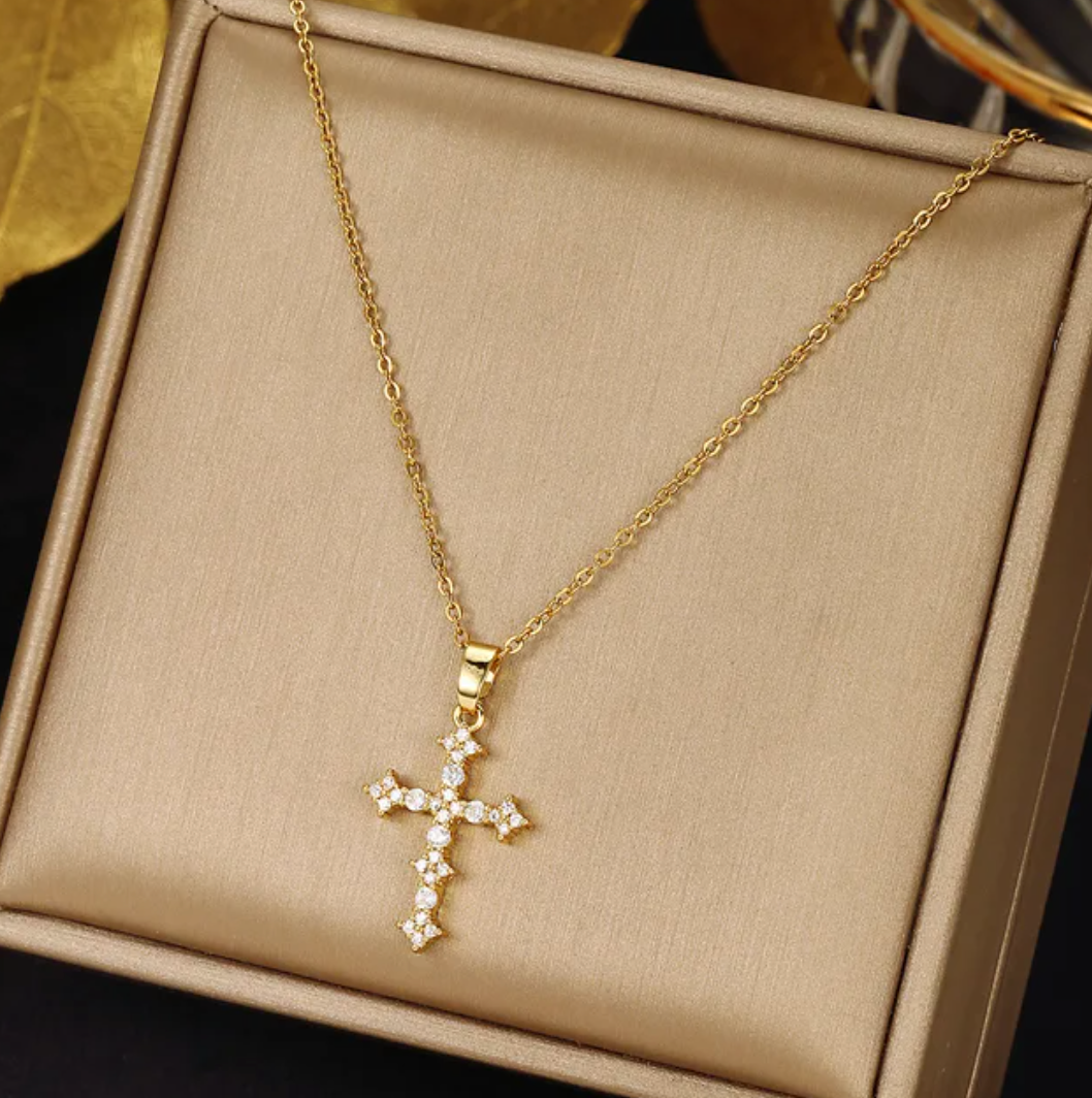 Collier en Plaqué Or 18 carats avec petite croix en forme de diamants