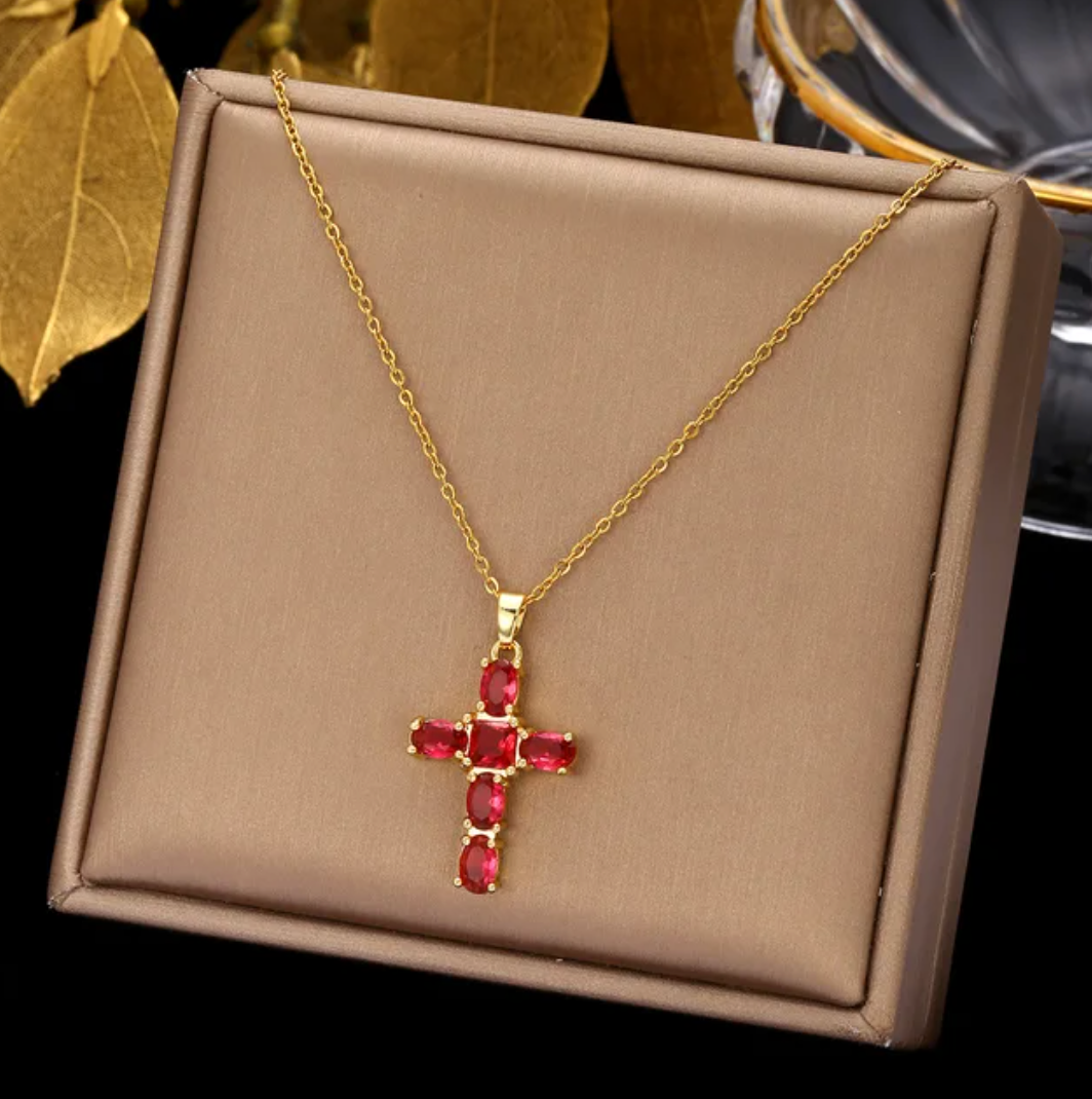 Collier en plaqué or 18 carats avec croix en cristaux rouges
