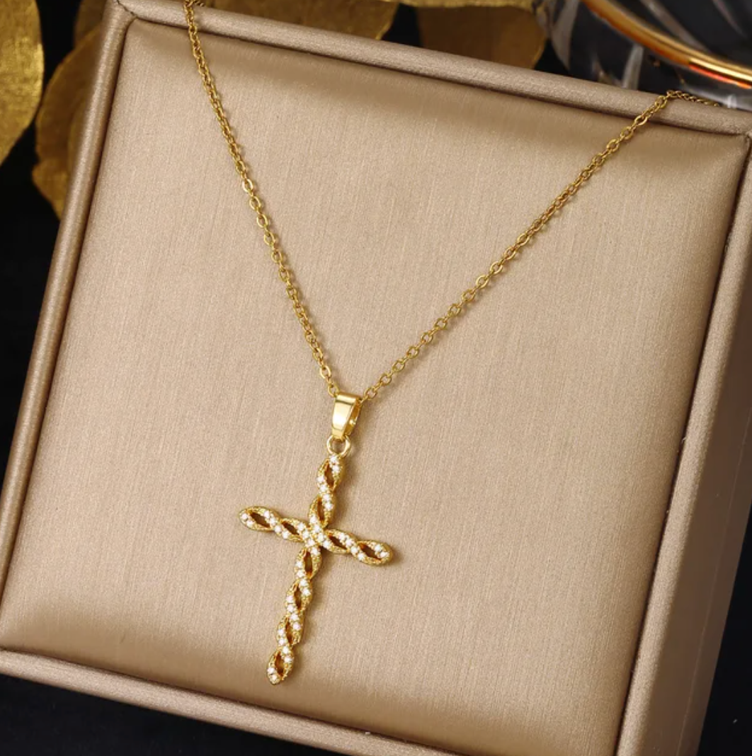 Collier en plaqué or 18 carats avec croix en style entrelacé