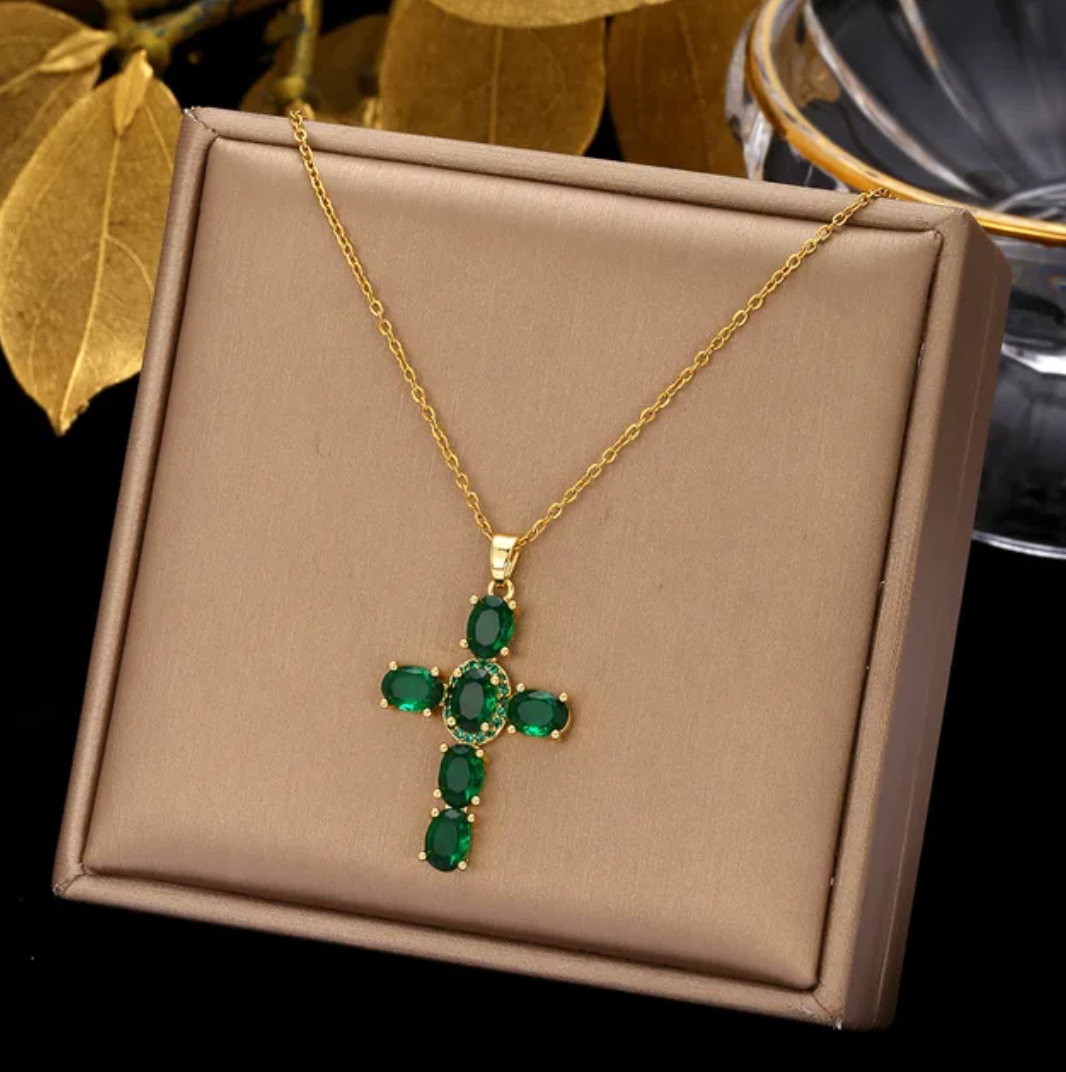 Collier en plaqué or 18 carats avec croix en cristal vert
