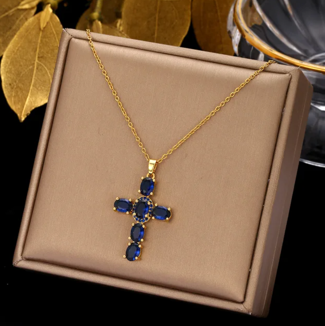 Collier en Plaqué Or 18 carats avec une croix en cristal bleu