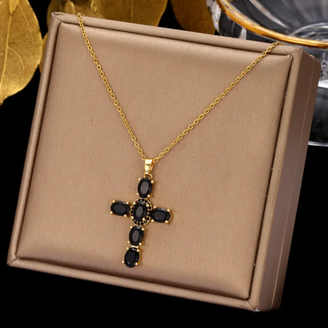Collier en Plaqué Or 18 carats avec une croix en cristal noir