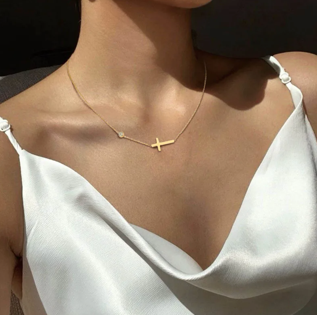 Collier en plaqué or 18 carats avec une croix et un strass classique