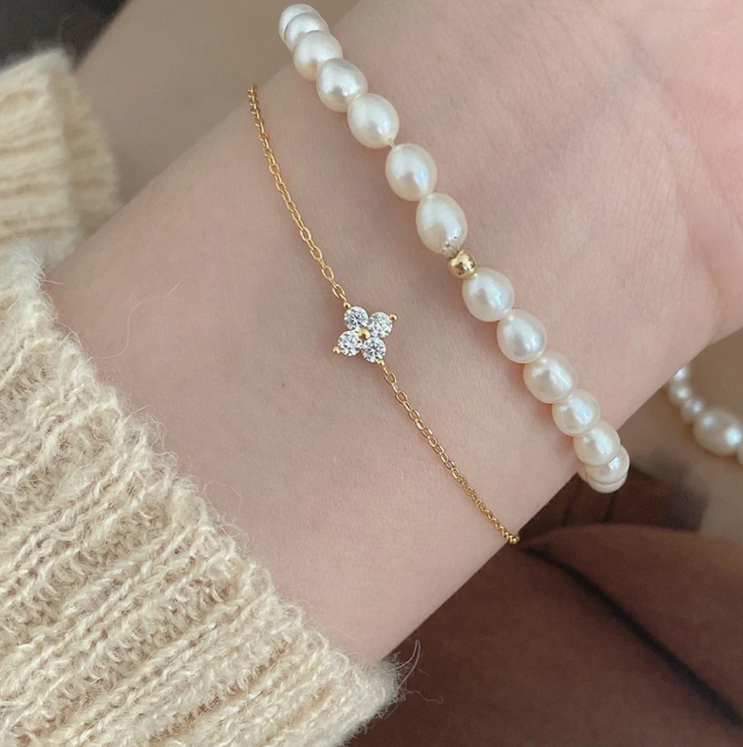 Bracelet fin en Plaqué Or 18 carats en forme de petite fleur avec zirconias
