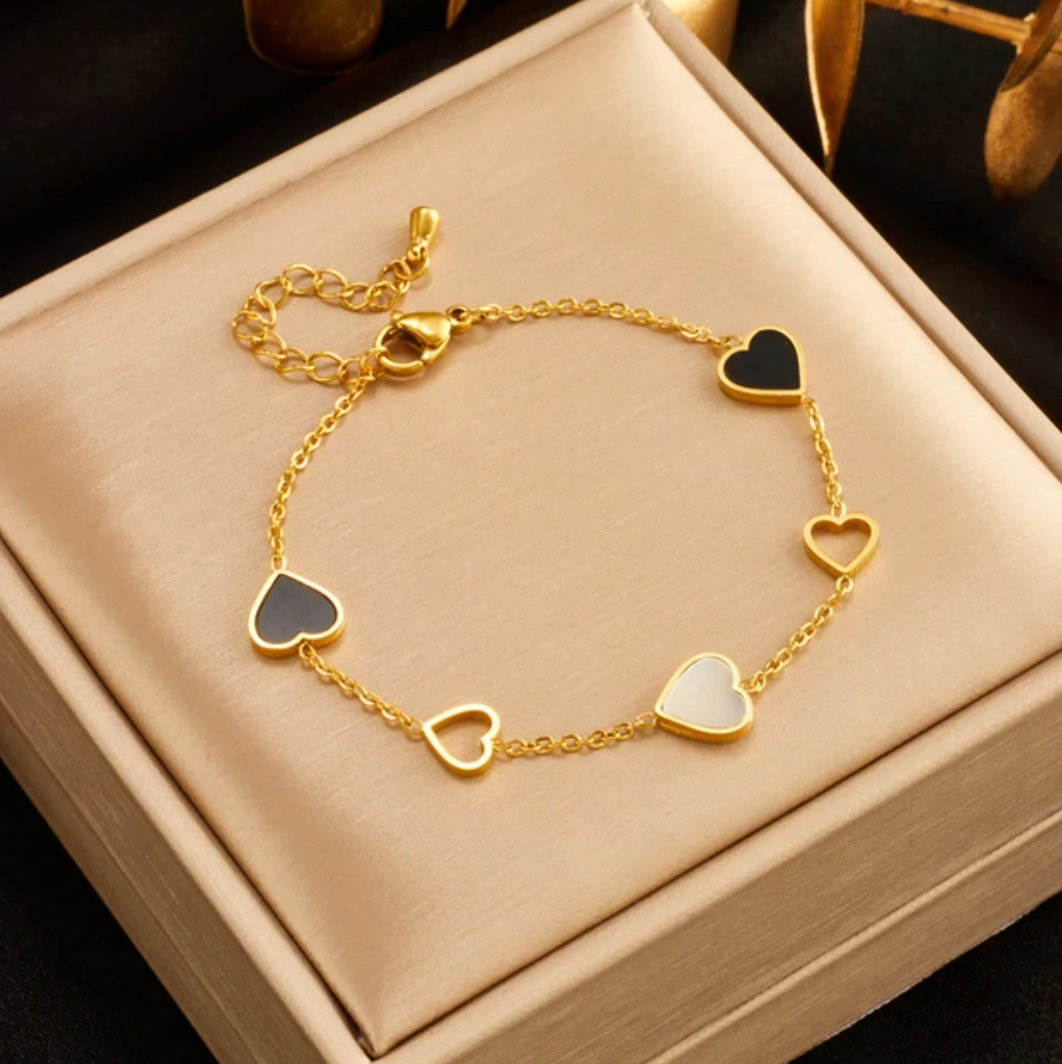 Bracelet plaqué or 18 carats avec cœurs noirs et blancs