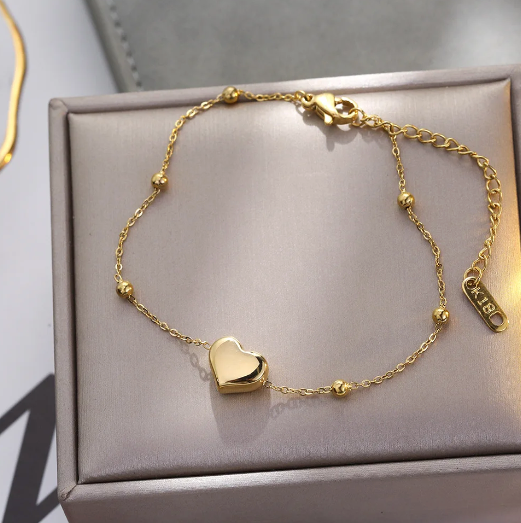 Bracelet plaqué or 18 carats avec un coeur solide unique et des perles