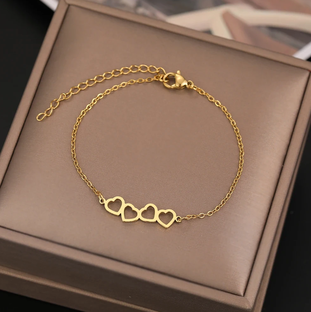 Bracelet plaqué or 18 carats avec 4 coeurs