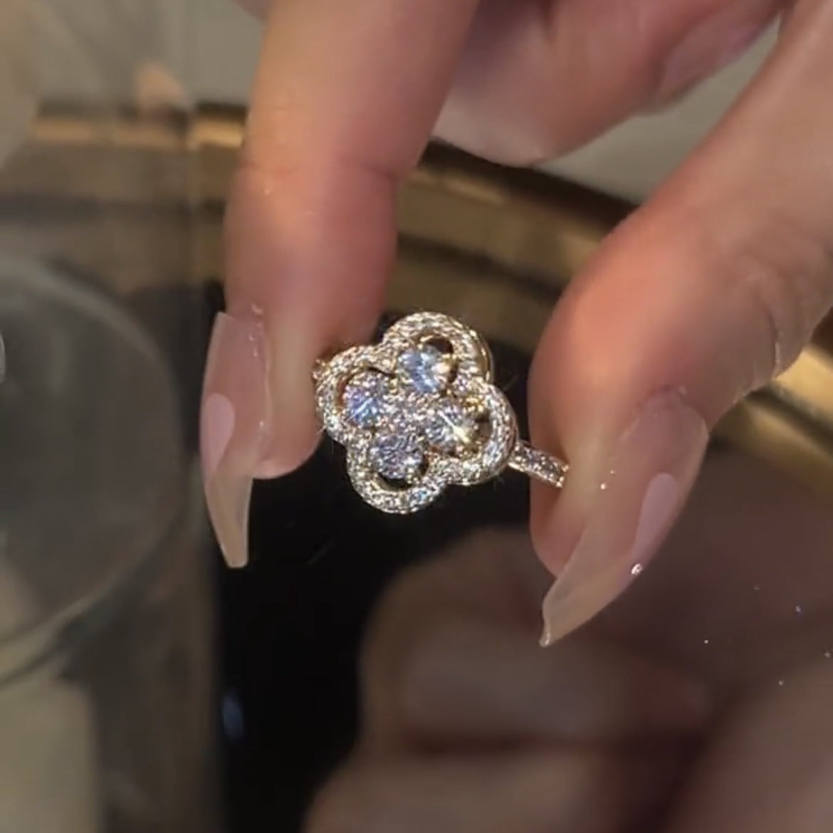 Bague tournante trèfle avec zircones