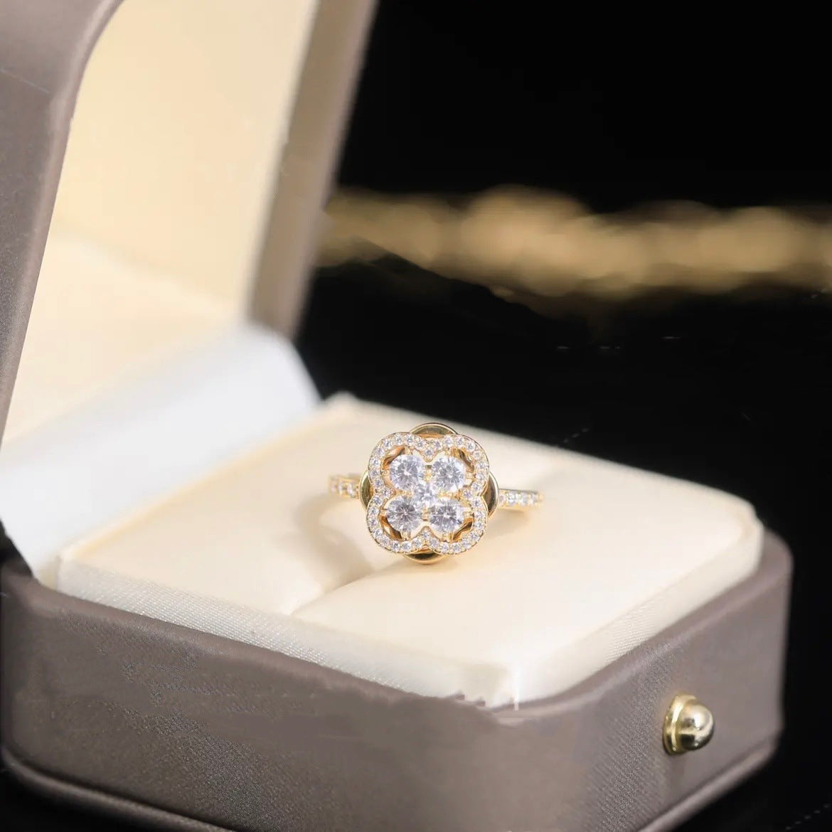 Bague tournante trèfle avec zircones