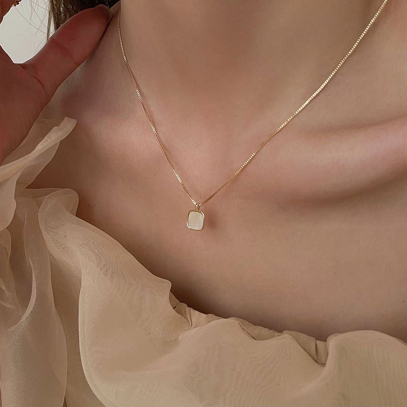 Collier de perles avec chaîne dorée Sophie