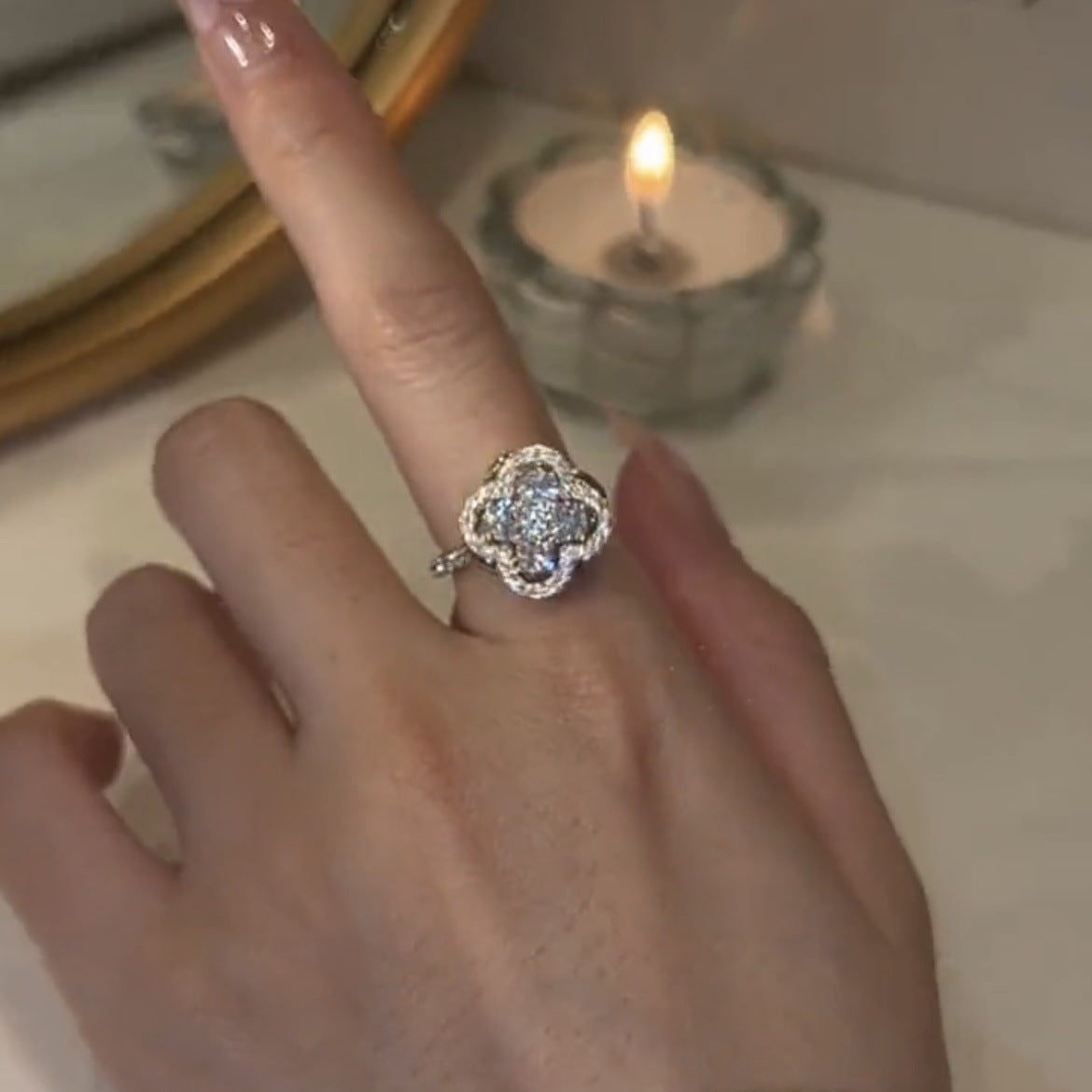 Bague tournante trèfle avec zircones